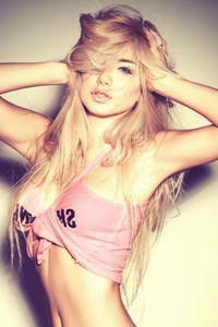 壓在窗戶上C給別人看